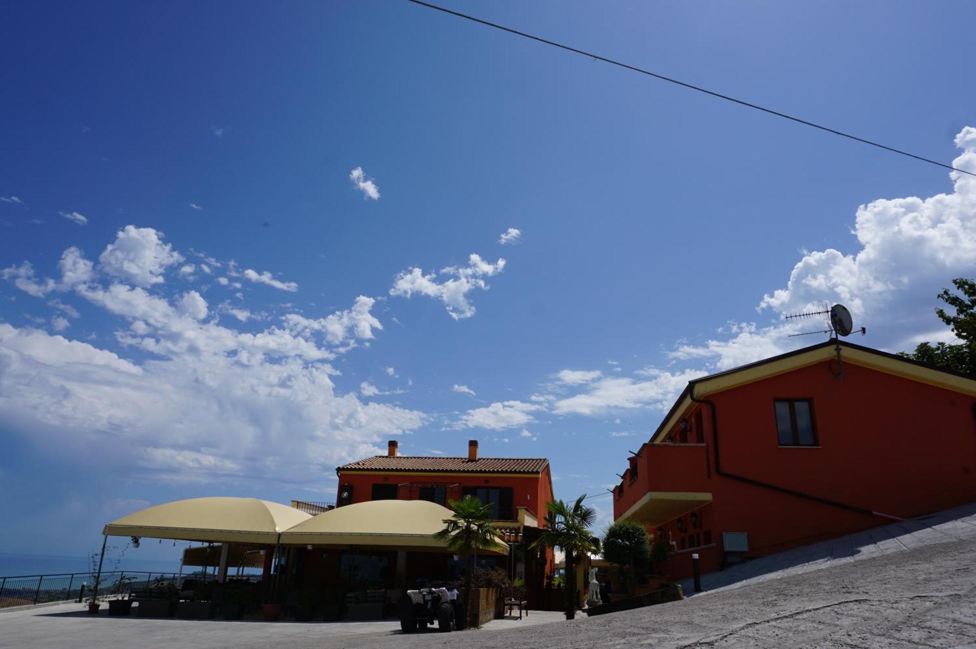 La Terrazza Motta Bed and Breakfast Atri Buitenkant foto