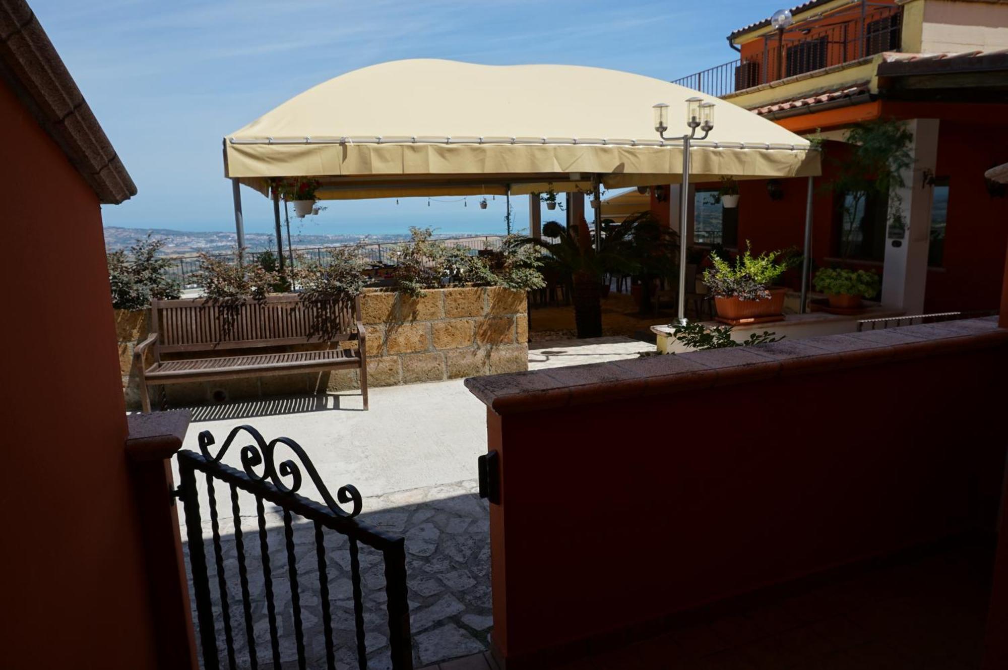La Terrazza Motta Bed and Breakfast Atri Buitenkant foto